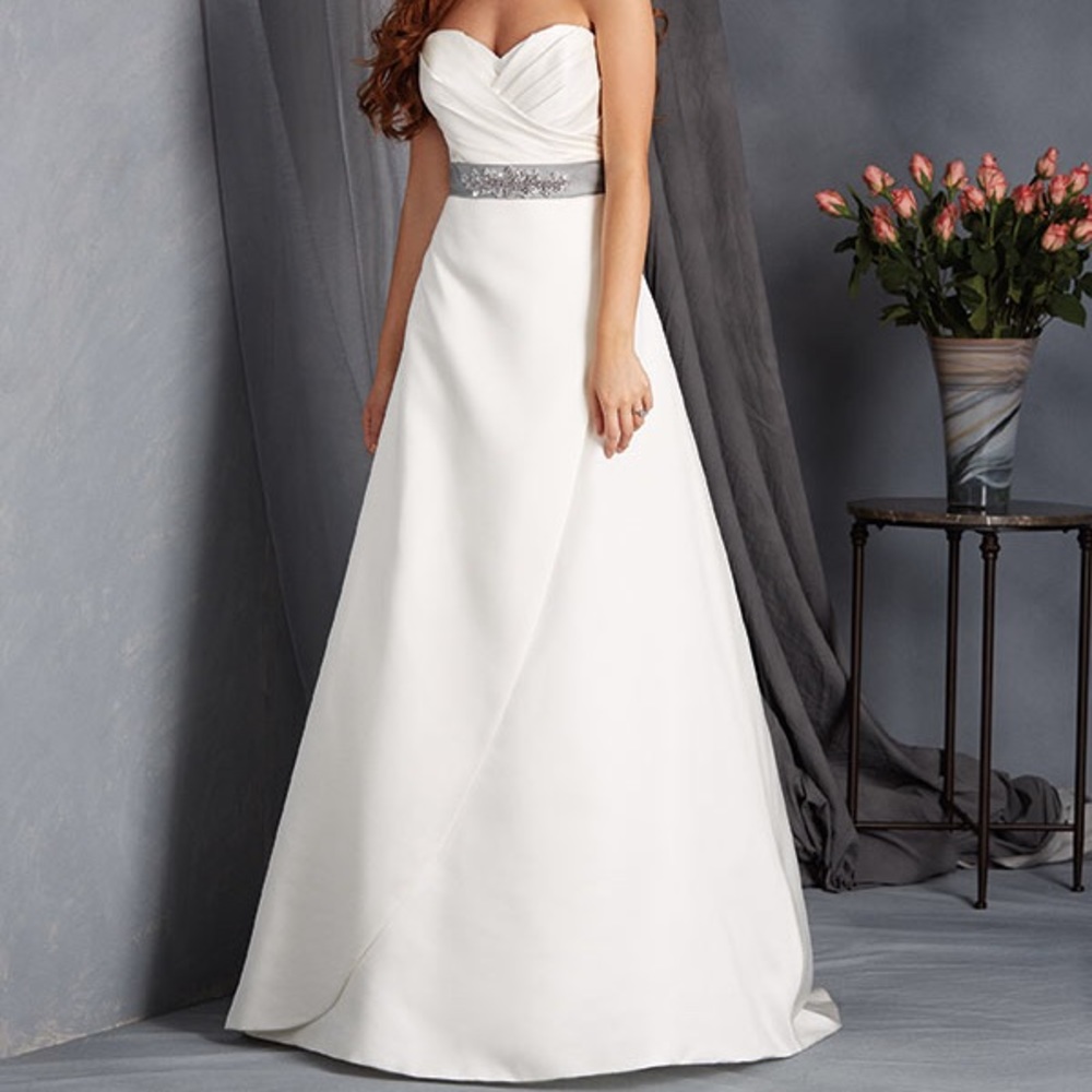 BNWT! Lightweight & elegant for Spring/Sum wedding